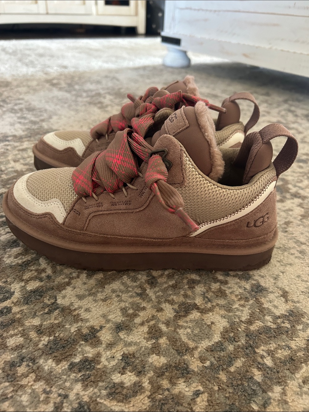 UGG Lomel Sneaker Brown & Cream Low-Top Boots with Pink-Pattern Laces - Picture 2 of 3